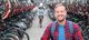 Man en vrouw op weg in fietsenstalling